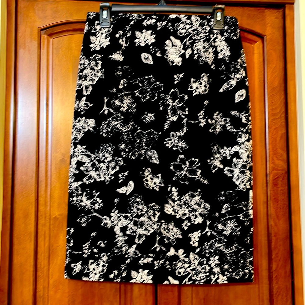 Philosophy Black and White Floral Pencil Skirt Elegant Office, size 2 - Picture 2 of 9